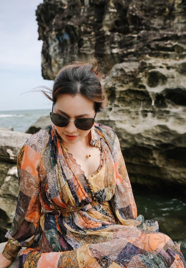 Váy voan họa tiết giúp chị Ngọc Tiền có những bức ảnh nổi bật trên bãi biển
