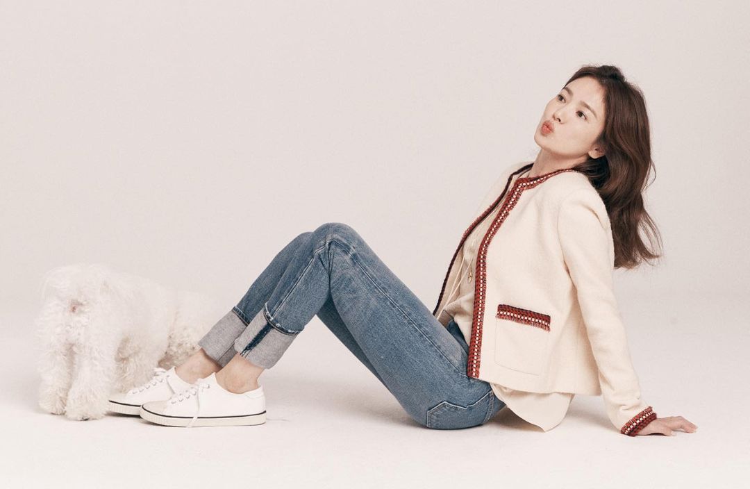 Song Hye Kyo đeo vương miện 13 tỷ đẹp như nữ thần trên báo Hàn 