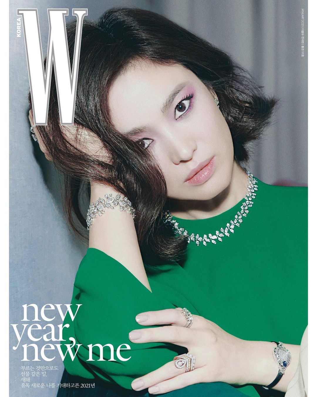 Song Hye Kyo xuất hiện đầy sắc sảo và mê hoặc trên bìa tạp chí thời trang W với concept 'new year, new me' - năm mới, khởi đầu mới. Đây cũng như lời tuyên ngôn của kiều nữ họ Song sau một năm 2020 đầy sóng gió