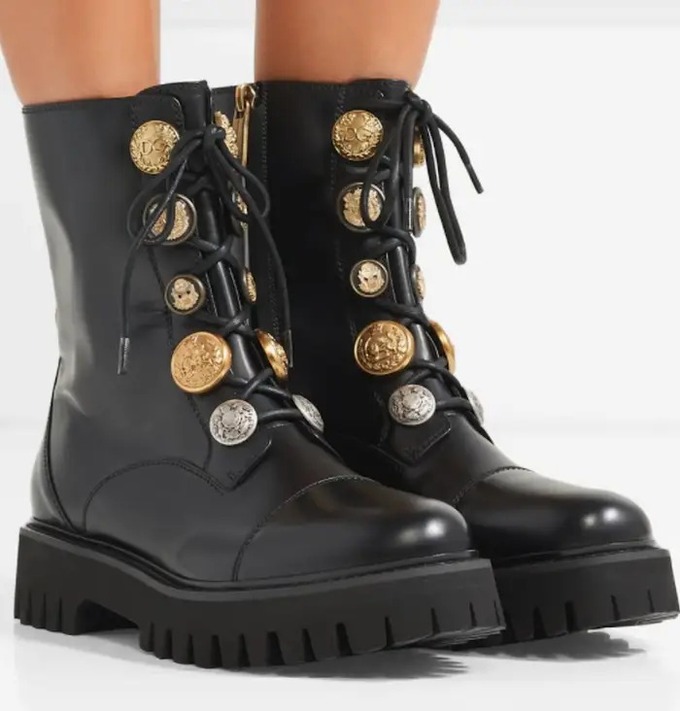 Đôi boots D&G thì đã cháy hàng trên web và chưa có dấu hiệu được mở bán trở lại