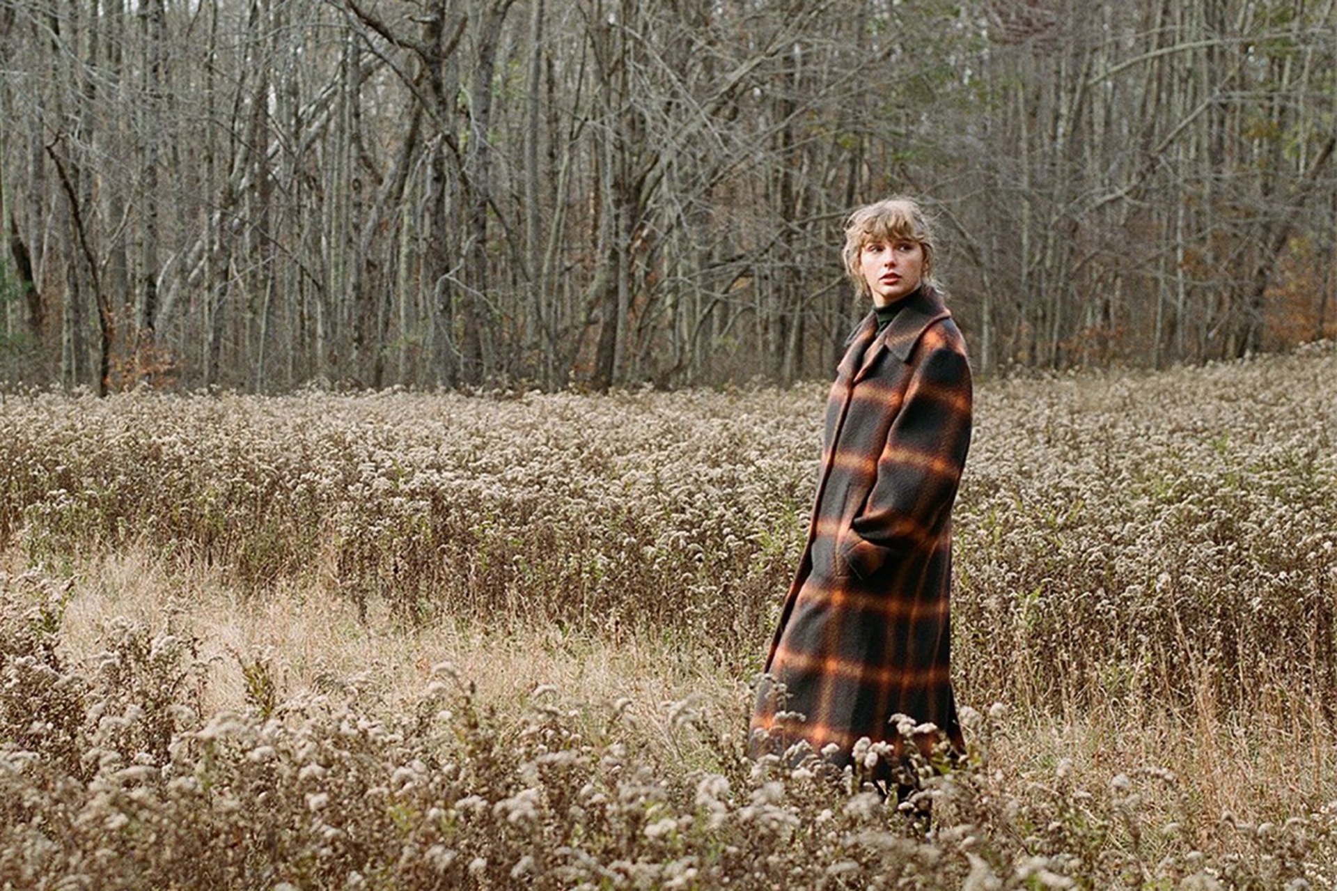 Chiếc áo trench coat với kẻ sọc caro cam đen của Taylor Swift cháy hàng ngay trong đêm album Evermore được phát hành