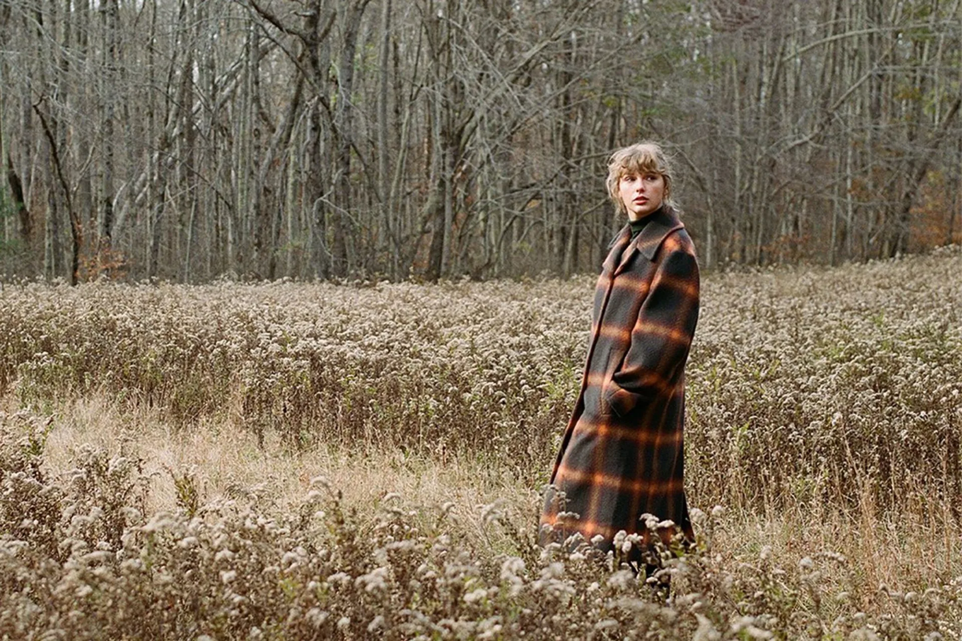 Trenchcoat Taylor Swift mặc trong Evermore cháy hàng - Ảnh 5