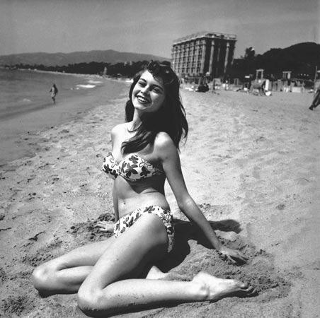 Brigitte Bardon cần một bộ bikini giống như một bộ bikini cần một Brigitte.  Bộ bikini góp phần tạo nên quả bom sex của Brigitte Bardon và chính cô là người khiến áo tắm trở nên phổ biến