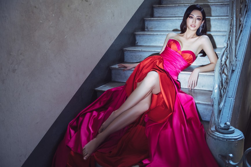 Hoa hậu Lương Thùy Linh mặc váy dạ hội xẻ cao, khoe chân dài 1m22 