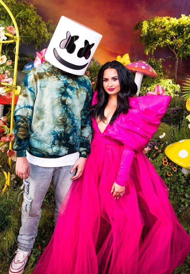 Hồi tháng 10, ca sĩ Demi Lovato nổi bật trong chiếc đầm nhấn vào cầu vai màu hồng fuchsia được đặt làm riêng cho bộ ảnh quảng cáo MV 'Ok Not To Be Ok'