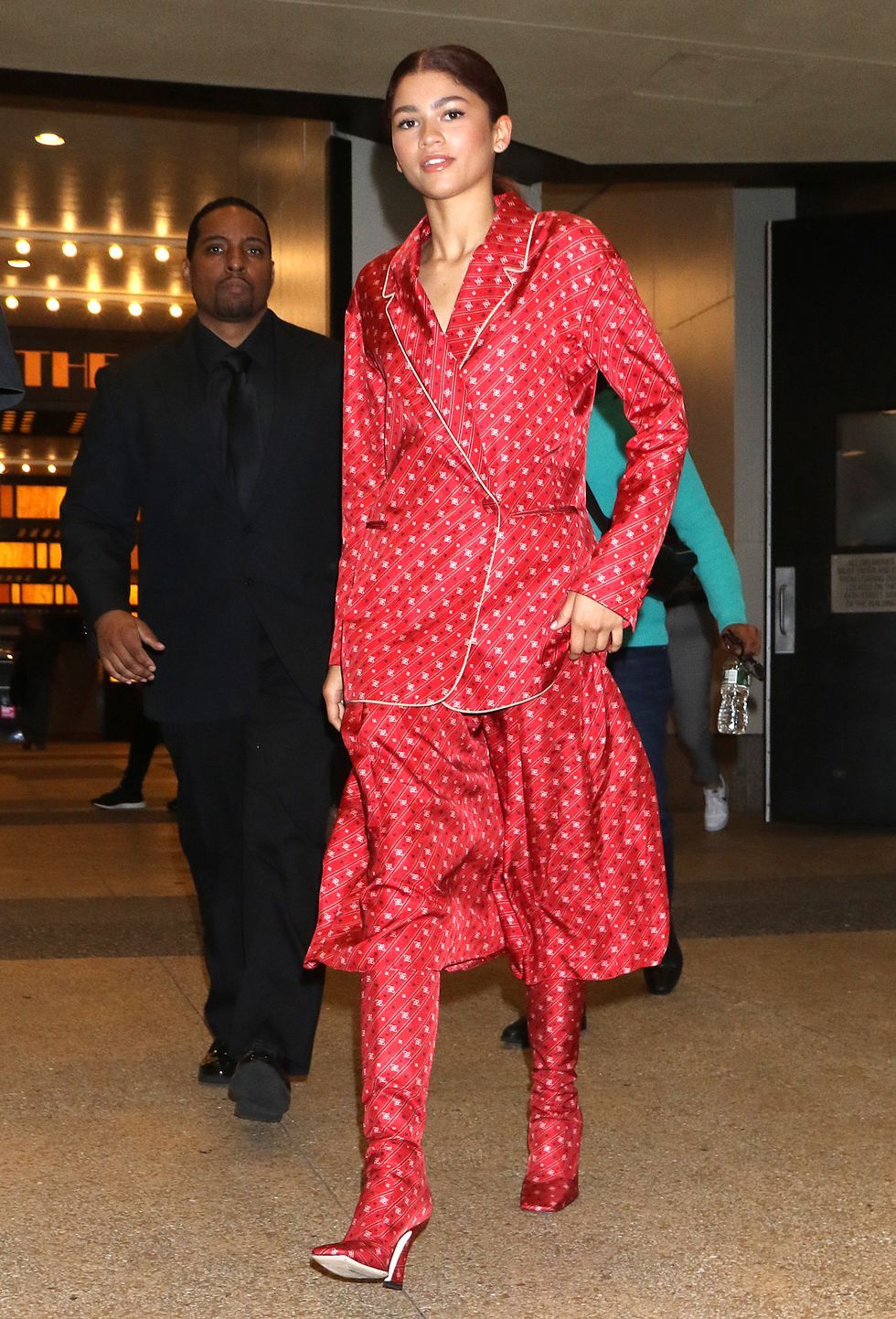 Zendaya nổi bật giữ phố với bộ pijama đỏ từ đầu đến chân của Fendi