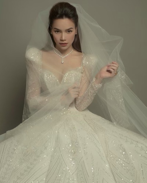 Chiếc váy cưới của Hà Hồ có giá 450 triệu đồng và được thiết kế riêng cho nữ ca sĩ. (ảnh: FBNV)