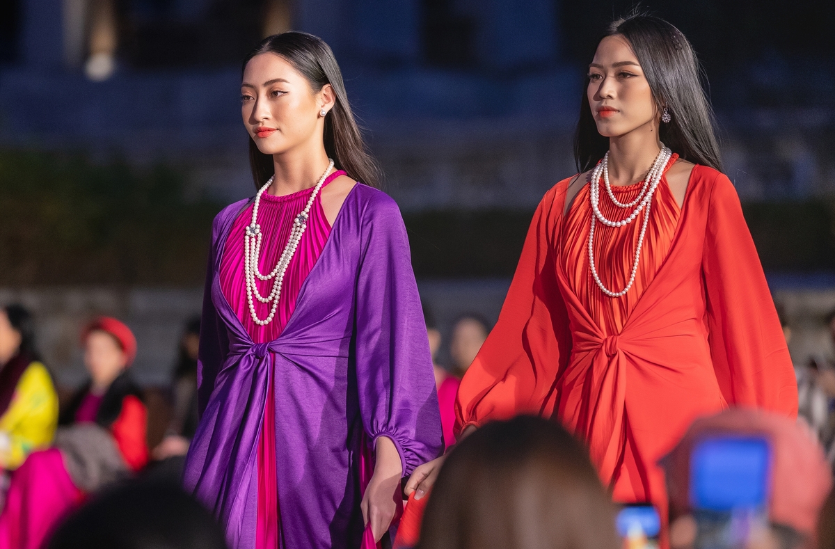 Hoa hậu Lương Thùy Linh và Hoa hậu Đỗ Thị Hà cùng nhau sánh bước trong một thiết kế mô phỏng thiết kế áo tứ thân. So với những sải bước trên sàn diễn AVIFW 2020, khả năng catwalk của Đỗ Thị Hà đã cải thiện hơn rất nhiều