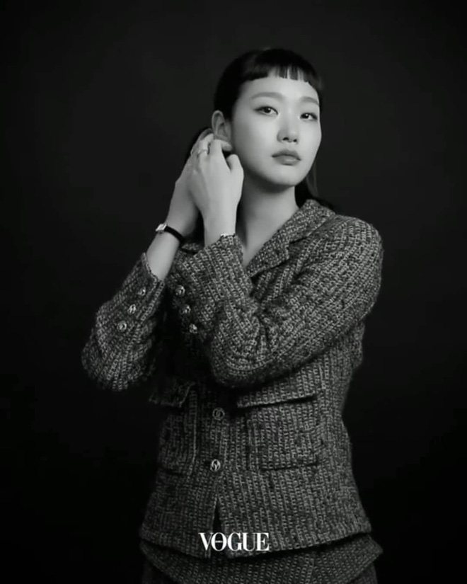 Trong bộ ảnh mới, cô nàng diện một set len cộp mác Chanel - thương hiệu mà cô nàng đang làm đại diện. Kết hợp với những phụ kiện nhỏ xinh, mảnh mai như khuyên tai hay đồng hồ, Kim Go Eun thực sự xinh đẹp trong sự tinh tế, mà vẫn nổi bật với mái tóc không giống ai.