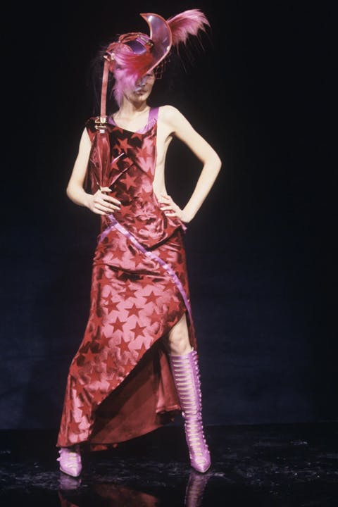 Dior 2000, so với những thiết kế khác thì bộc ánh này của Dior được coi là khá hiền