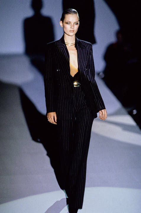Kate Moss trong BST Gucci 1996. BST đánh dấu sự thăng hoa của Tom Ford dưới vai trò Giám đốc sáng tạo của Gucci. BST Ready-to-wear mang đầy màu sắc nữ quyền, mạnh mẽ và không thể thiếu yếu tố tình dục