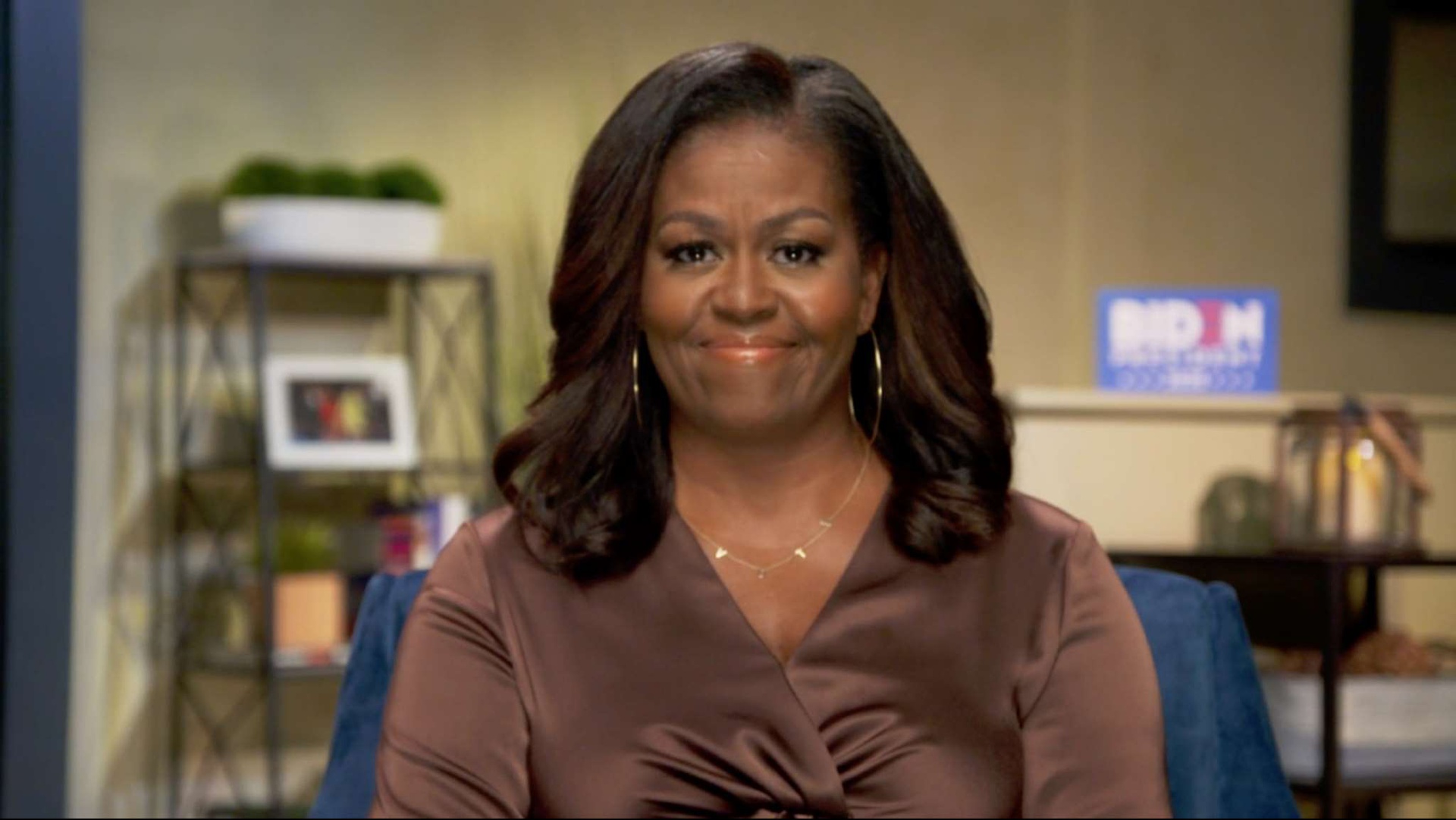 Michelle Obama đeo vòng cổ có chữ VOTE khi tham dự show truyền hình.