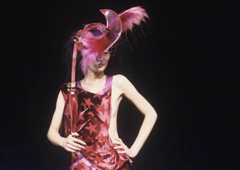 10 khoảnh khắc người mẫu thời trang thả rông trên sàn catwalk