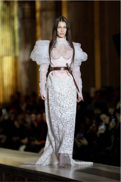 Bella Hadid trong một thiết kế khoe ngực trần của Vivian Westwood 2020