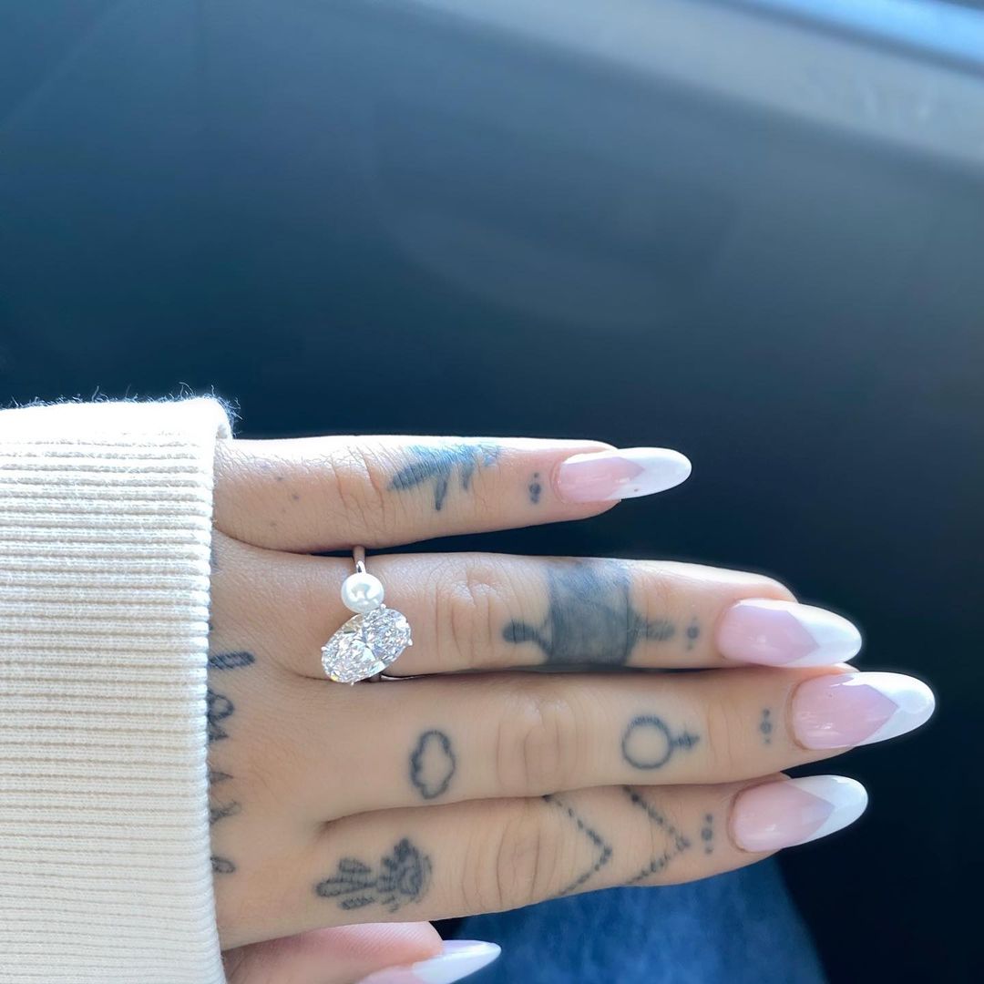 Ariana Grande đeo nhẫn đính hôn kim cương phối ngọc trai có giá 6 con số 