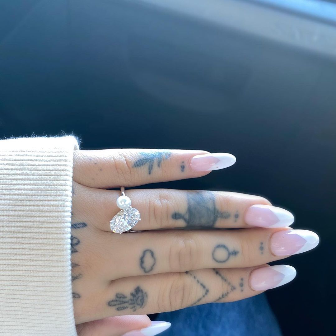 Mới đây, Ariana Grande đã khoe khéo chiếc nhẫn đính hôn của mình trên Instagram cá nhân. Nhiều chuyên gia kim hoàn đã định giá chiếc nhận của cô vào khoảng 150.000-300.000 USD. Viên kim cương đính trên nhẫn có kích thước rơi vào 5-6 carat