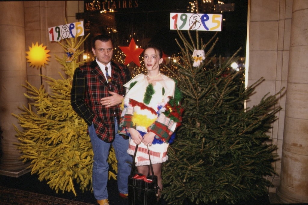 Trang phục màu mè thường được ưa chuộng trong các dịp lễ hội ở thập niên trước. Ảnh được chụp vào ngày 24/12/1994.