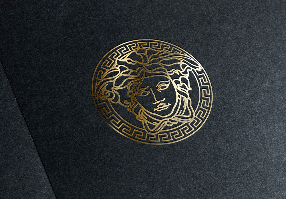 Logo của Versace thể hiện tính chất của thương hiệu, vương giả, khoa trương và quyến rũ chết người