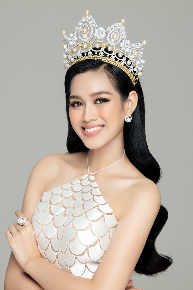 Hoa hậu Đỗ Thị Hà chọn một chiếc váy có trang trí vẩy đuôi cá và xuyên thấu khoe vóc dáng cực phẩm với số đo 3 vòng: 80-60-90.