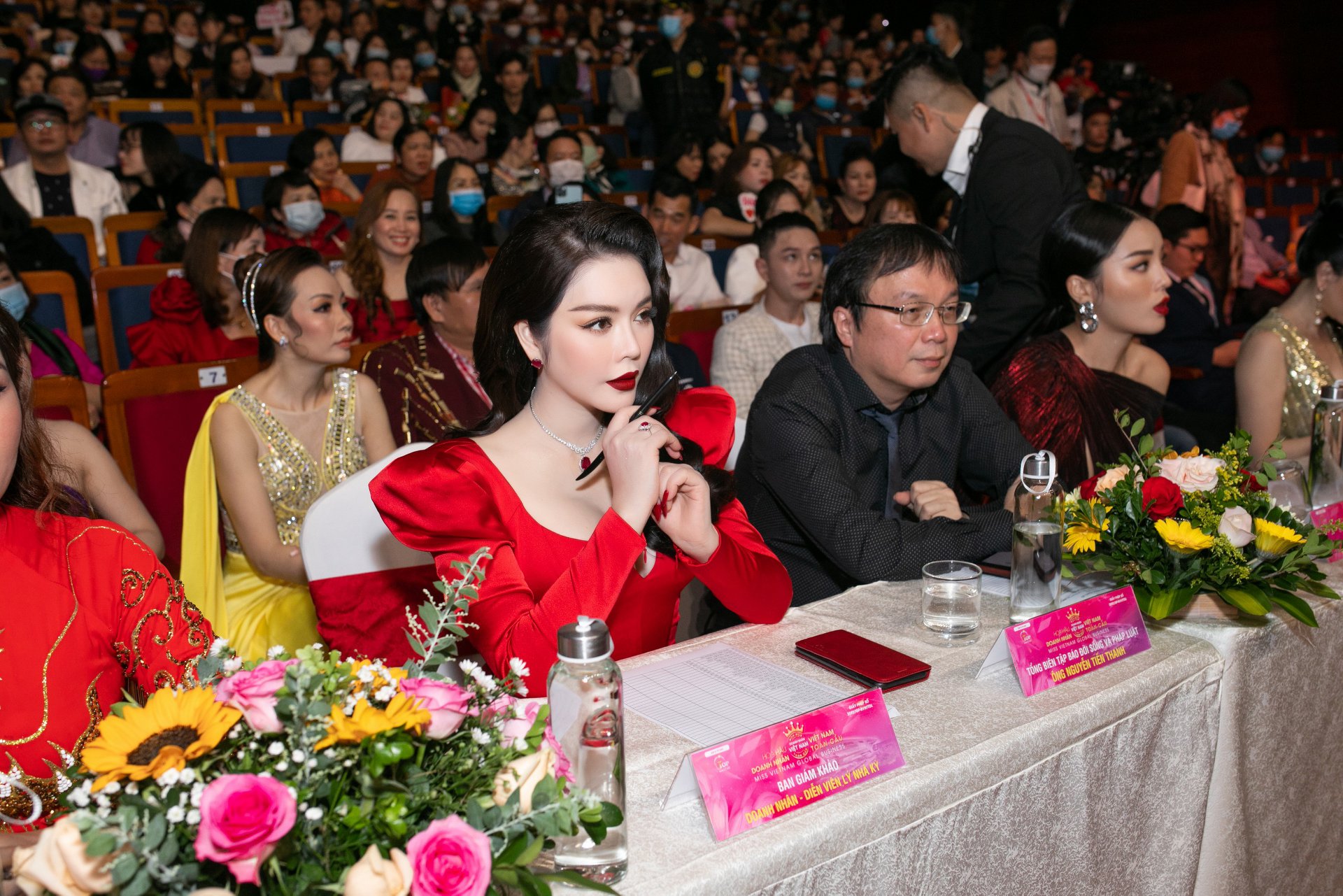 Lý Nhã Kỳ trở thành BGK cho cuộc thi Hoa hậu Doanh nhân Việt Nam Toàn cầu 2020. Cô cực kỳ chăm chú theo dõi các phần thi của các thí sinh để có thể cho điểm một cách công tâm.