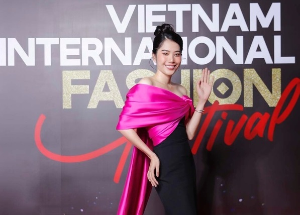 Mãi mới chọn được váy đẹp thì Nam Em lại tự dìm mình với makeup U40