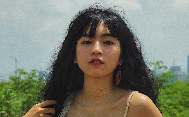 Nụ cười má lúm đồng tiền, gu thời trang ngọt ngào tạo nên thương hiệu Trà Long "Mắt Biếc" 