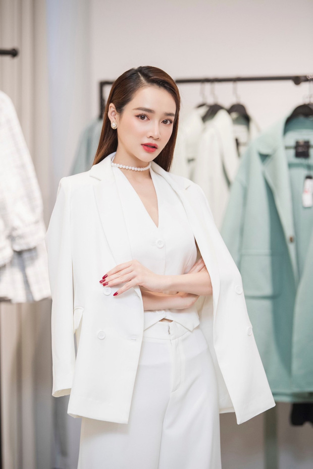 CEO Nhã Phương khá ưa chuộng suit. Cô kết hợp bộ đồ màu trắng với trang sức ngọc trai để thêm phần quý phái