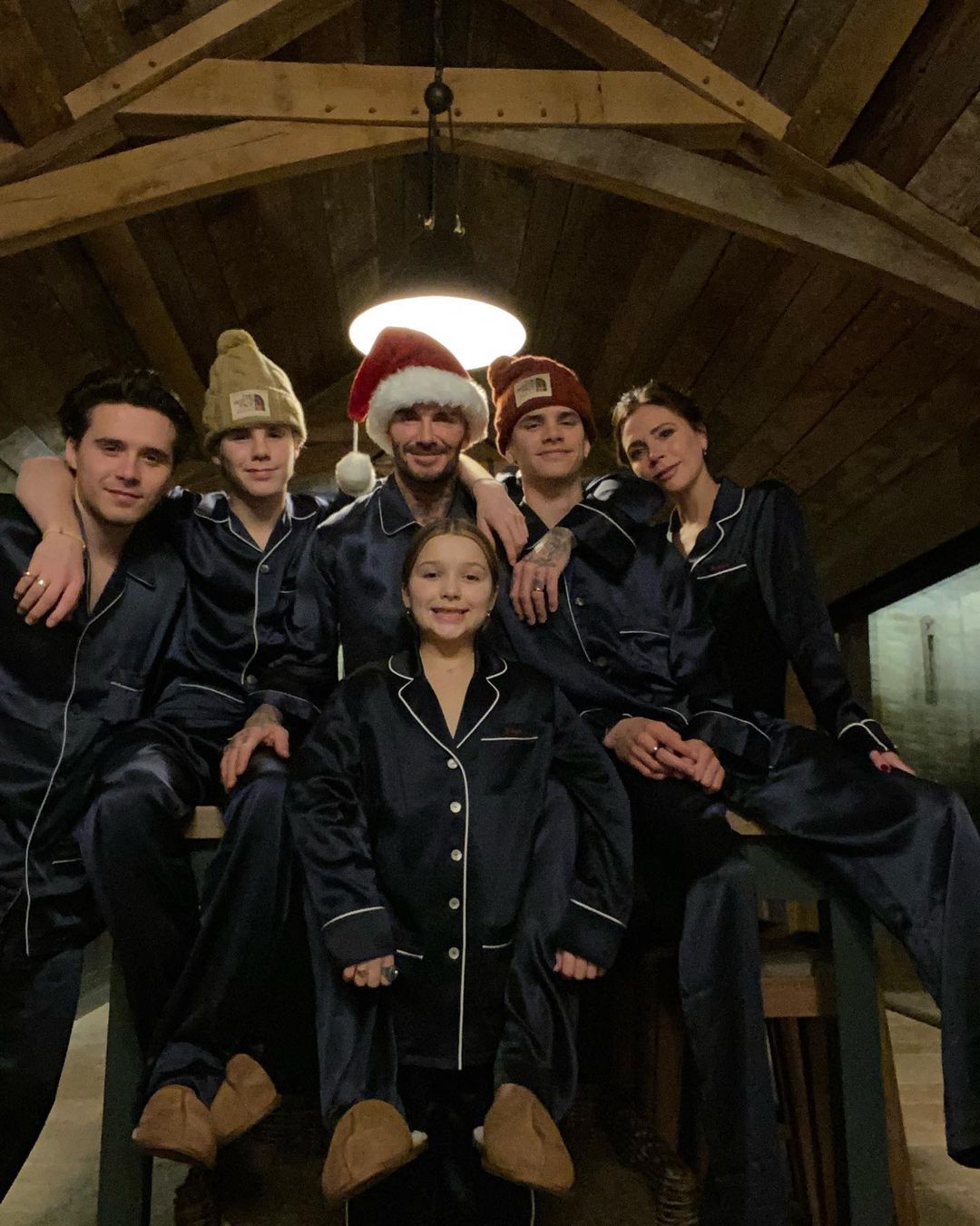 Sau bao sóng gió, cuối cùng gia đình nhà Becks đã có một Giáng sinh an lành bên nhau. Gia đình 5 người lựa chọn pijama màu navy - mềm mại mà lại đúng tính chất 'nhà là nơi để về'