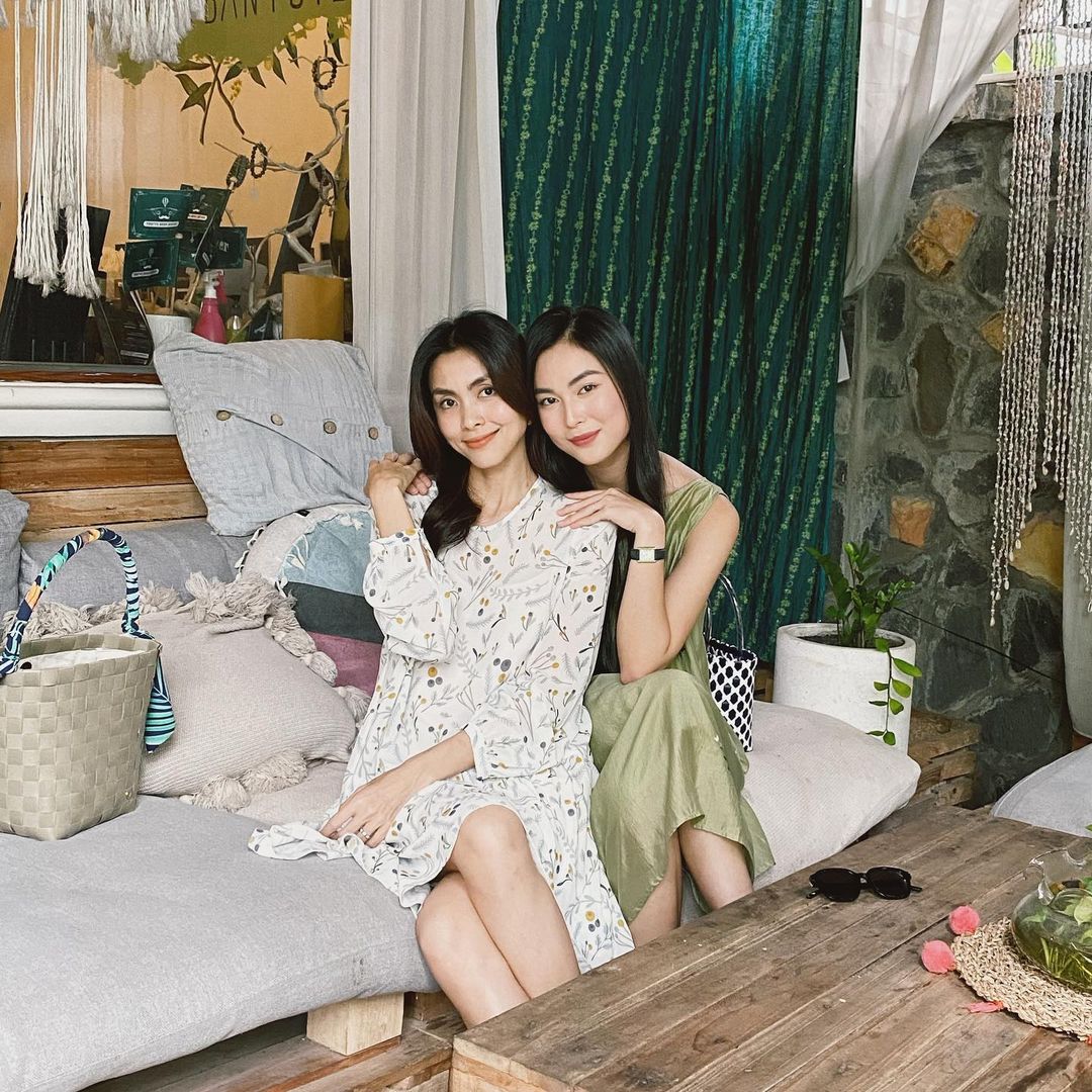 Hai ngọc nữ Việt chụp ảnh cùng nhau khiến dân tình phát sốt. Sánh đôi cùng đàn chị Hà Tăng, Helly chọn một chiếc váy lụa màu xanh cỏ úa mát mẻ