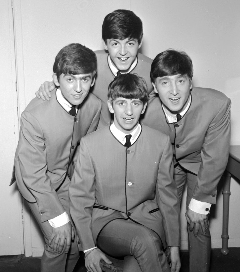 Nhóm The Beatles trong trang phục blazer không cổ lạ mắt, được thiết kế bởi Pierre Cardin. Đây là một trong những bộ đồ kinh điển nhất của cố nhà thiết kế