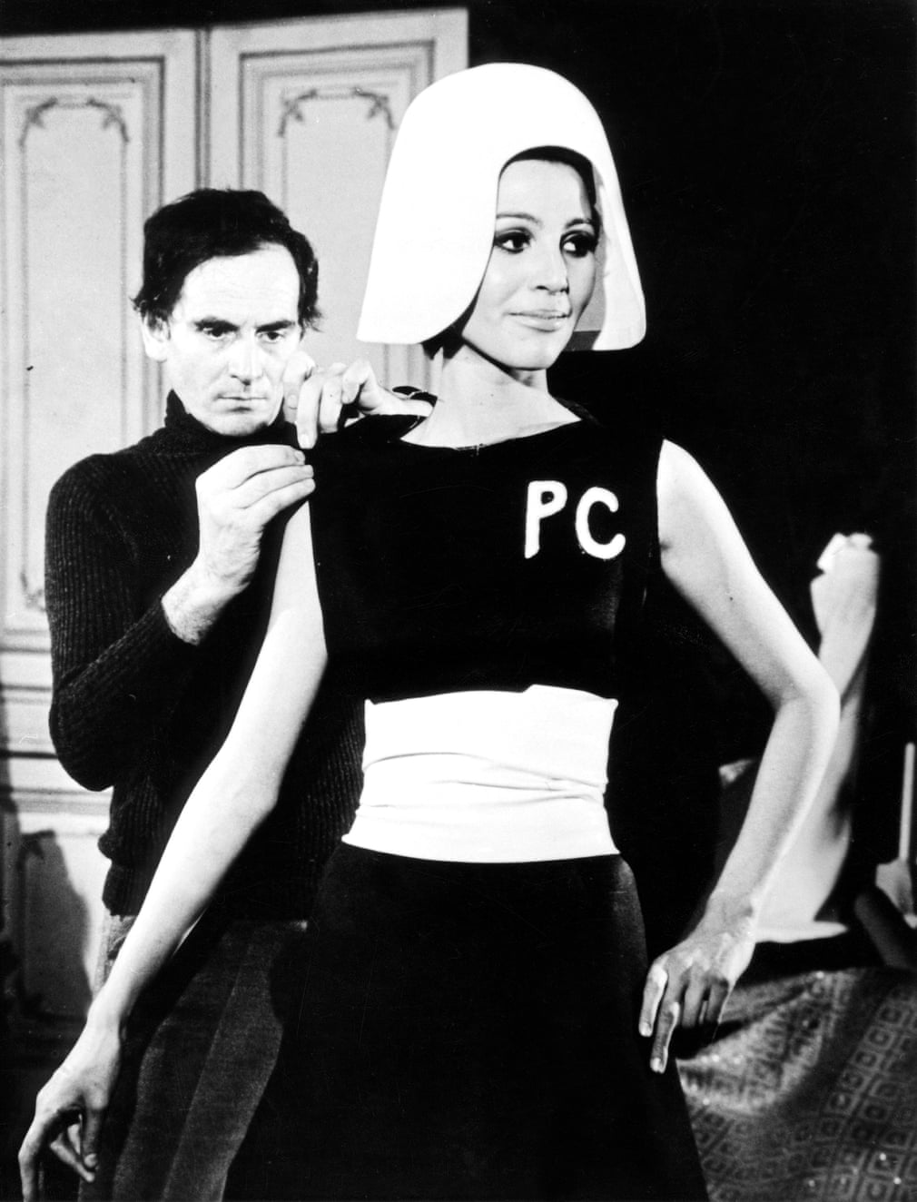 Pierre Cardin vào năm 1960. Ông là một trong những người tiên phong sử dụng nhựa PVC vào thời trang.