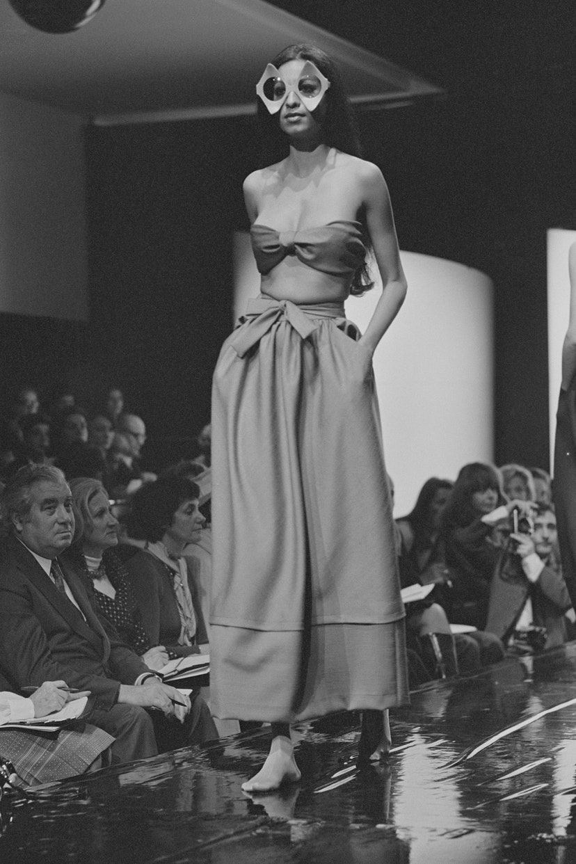 Bộ sưu tập Xuân-Hè 1974 đánh dấu sự chuyển mình của Pierre Cardin từ thời trang nhựa cứng cáp, màu mè sang những thiết kế mềm mại thanh lịch hơn