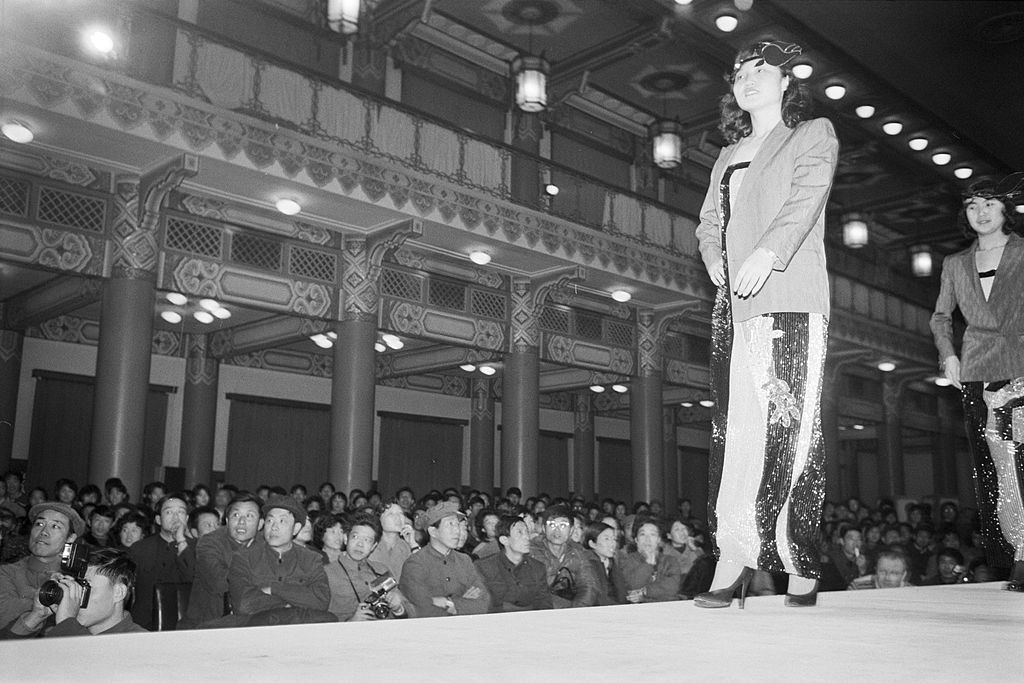 Pierre Cardin là một trong những người đi đầu mở rộng thị trường thời trang sang châu Á. Trong ảnh là buổi biểu diễn đầu tiên của ông tại Trung Quốc vào năm 1981
