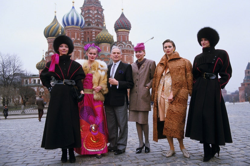Pierre Cardin cũng với những người mẫu tại Quảng trường đỏ, Moscow, Liên bang Nga. Ông là một trong những nhà thiết kế thời trang hiếm hoi trình diễn thời trang tại Nga trong thời kỳ chiến tranh lạnh