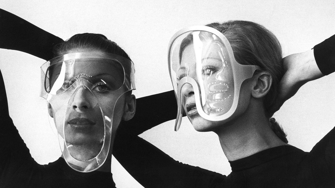 Sự nghiệp của Pierre Cardin nở rộ nhất vào giai đoạn 1960s, ông là một trong những người đi đầu trong làn sóng xu hướng thời trang nhựa Futuristic