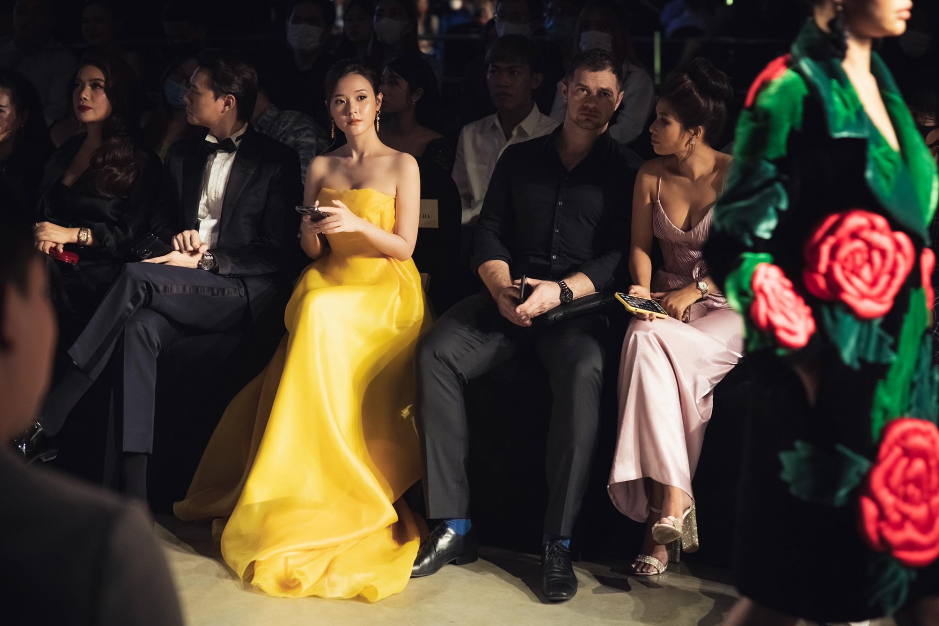 Mới đây, Midu đã góp mặt trong danh sách những ngôi sao mặc đẹp nhất của Vietnam International Fashion Festival với một thiết kế đầm vàng của NTK Minh Hà. Chiếc váy quây ôm sát, đẩy nhẹ vòng 1 của người đẹp.