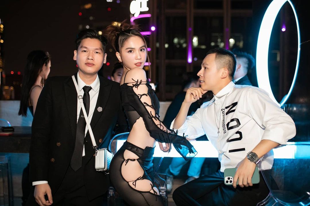 Ngọc Trinh kết màn series hở bạo năm 2020 bằng một chiếc váy mặc như không