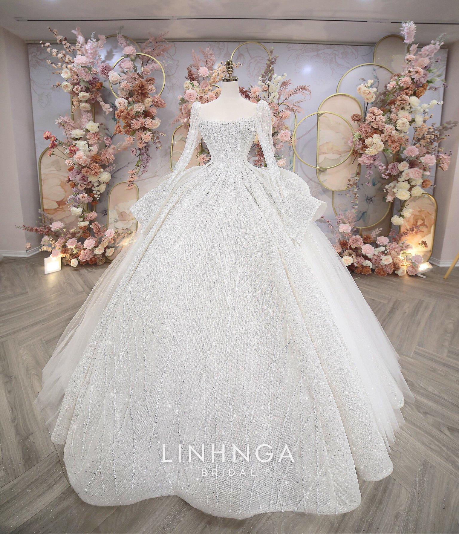 Chiếc váy cưới nổi bật với chi tiết 30.000 viên đá Swarovski được trang trí khắp chiếc váy