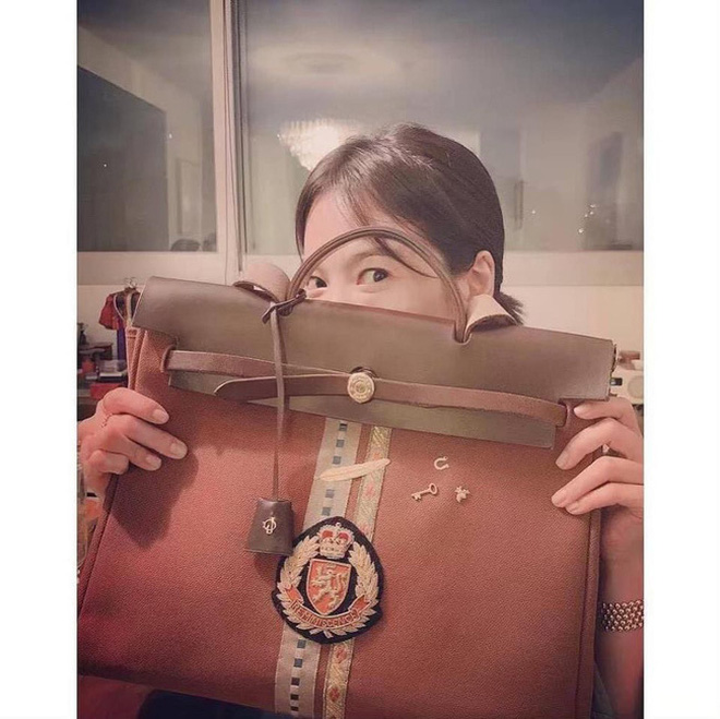 Song Hye Kyo sở hữu một phiên bản khác của chiếc túi mà Son Ye Jin đeo