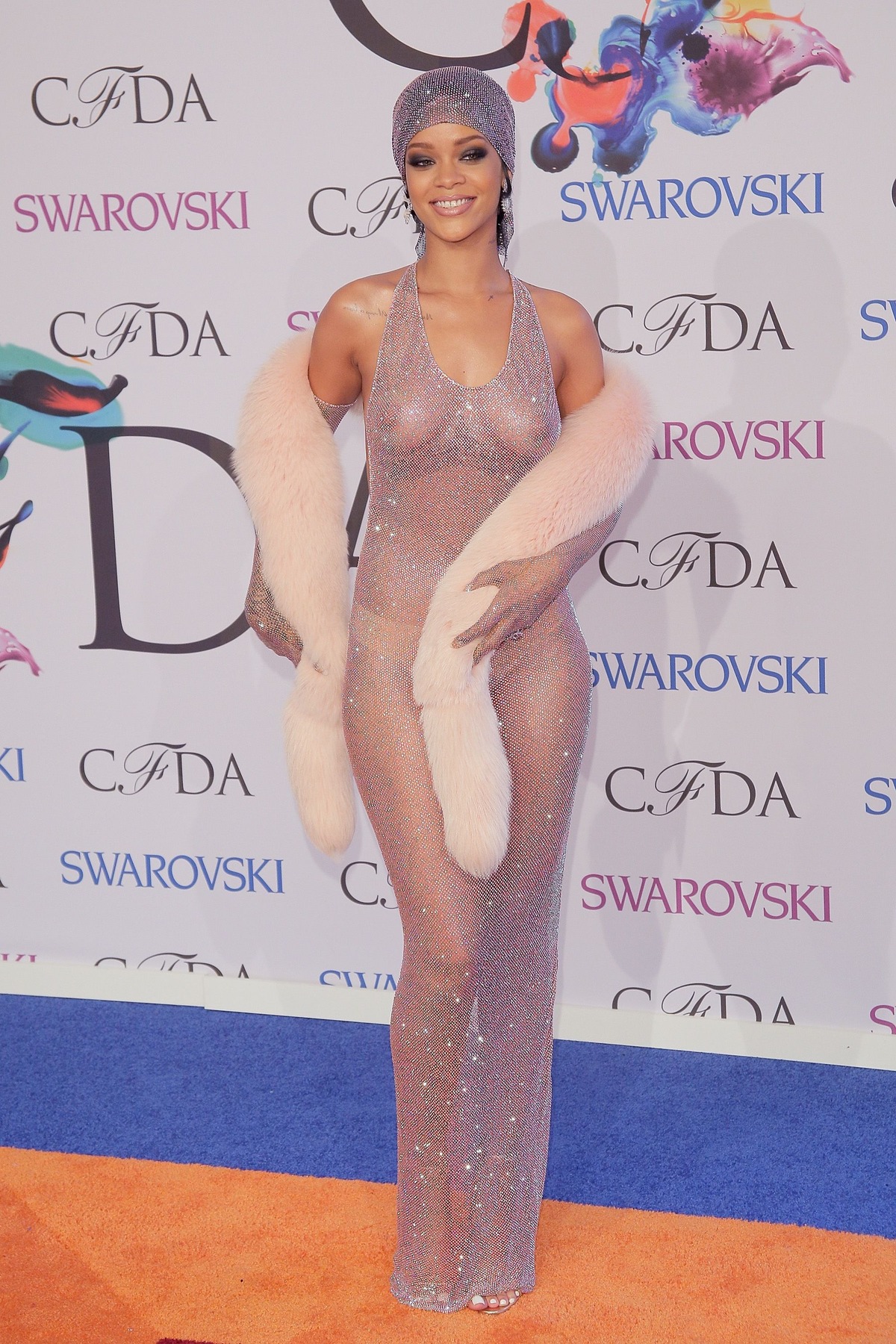 Chiếc váy táo bạo của Adam Selman mà Rihanna diện trong lễ trao giải CFDA 2014 vẫn được đánh giá là một trong những trang phục thảm đỏ đẹp nhất mọi thời đại. Điểm đặc biệt của chiếc váy này nằm ở việc nó được phủ một lớp pha lê Swarovski.