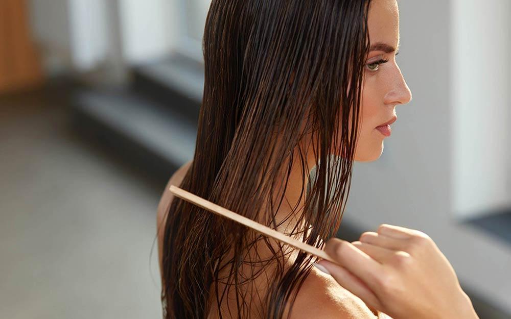 Chải tóc khi ướt có thể khiến tóc bị rụng nhiều hơn