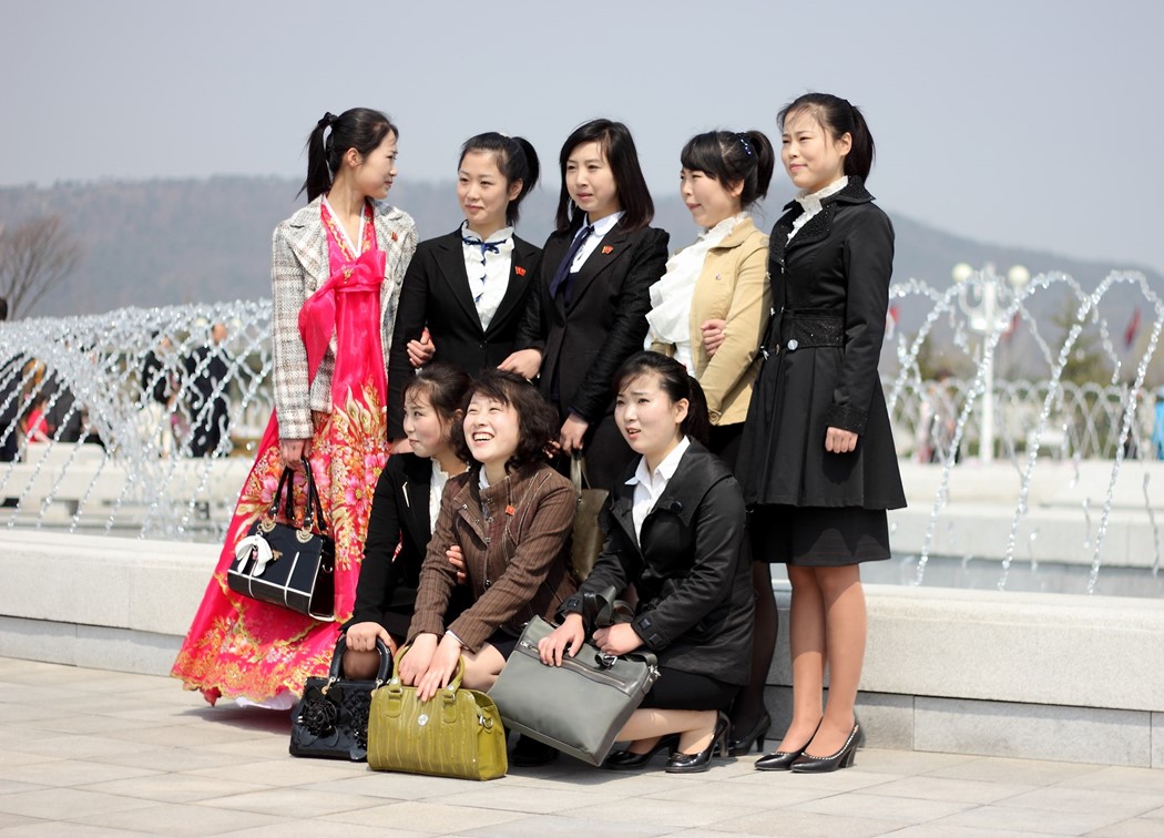 Tại Triều Tiên, người dân không có quá nhiều sự lựa chọn trong ăn mặc và trang điểm. Có một bộ quy tắc riêng về thời trang mà người dân phải tuân theo