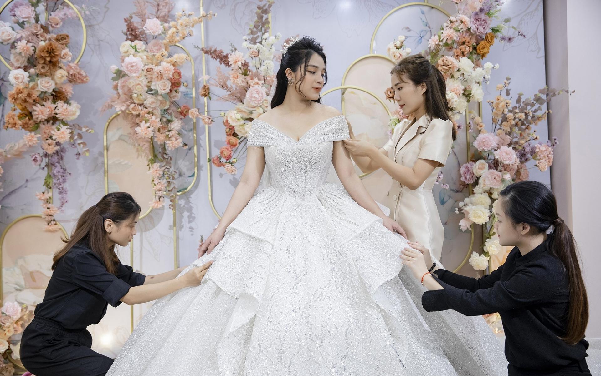Phần tùng váy được sử dụng công nghệ in 3D giúp tạo nên độ bồng bềnh mỗi lần cô dâu bước đi