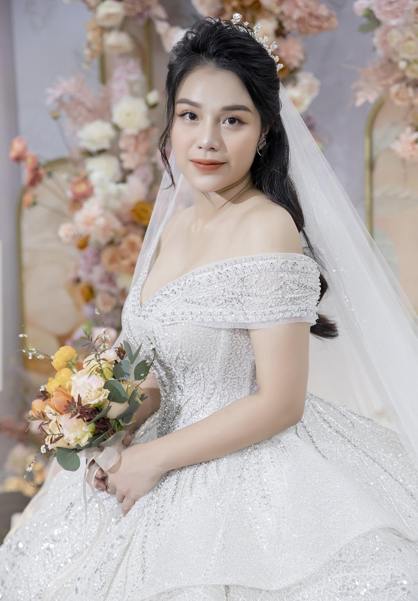 Sau khi đám cưới kết thúc, Khánh Linh và Bùi Tiến Dũng đã bán đấu giá một chiếc váy để quyên tiền cho làng trẻ em SOS Hà Tĩnh