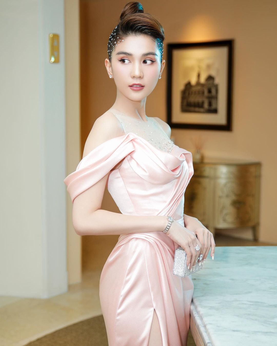Lựa chọn trang phục của Ngọc Trinh là một chiếc váy từ NTK Lê Thanh Hòa