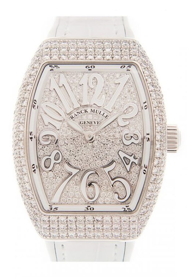 Đây là một trong những chiếc đồng hồ nổi tiếng nhất của hãng Franck Muller. Chiếc đồng hồ được nạm kim cương quanh mặt và có giá 410 triệu đồng.