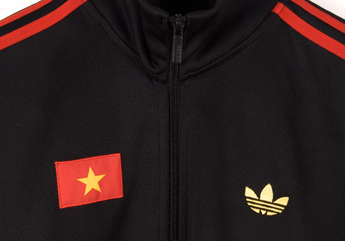 Mặt trước của chiếc áo in hình logo Việt Nam và logo của Adidas