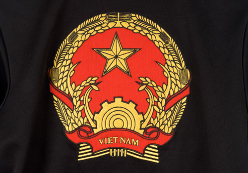 Mặt sau in hình quốc huy của Việt Nam cực kỳ sắc sảo và rõ nét. Chiếc áo này đang được bán lại với giá 300 USD.