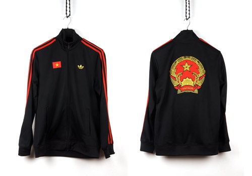Dù đã được sản xuất cách đây 13 năm nhưng chiếc áo khoác in quốc kỳ và quốc huy Việt Nam của Adidas bỗng dưng hot trở lại. Chiếc áo này được thương hiệu Đức sản xuất vào Thế vận hội mùa hè Bắc Kinh 2008