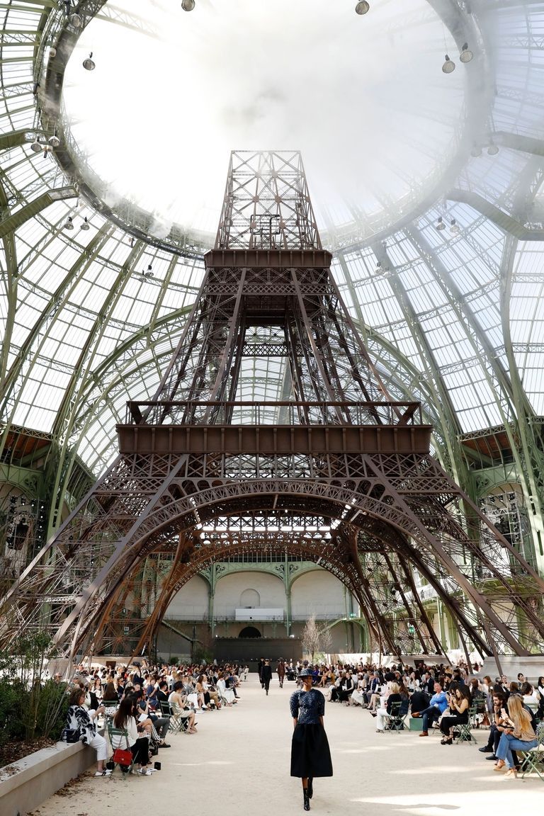 Karl Lagerfield dựng lại mô hình chân tháp Eiffel tại Grand Palais